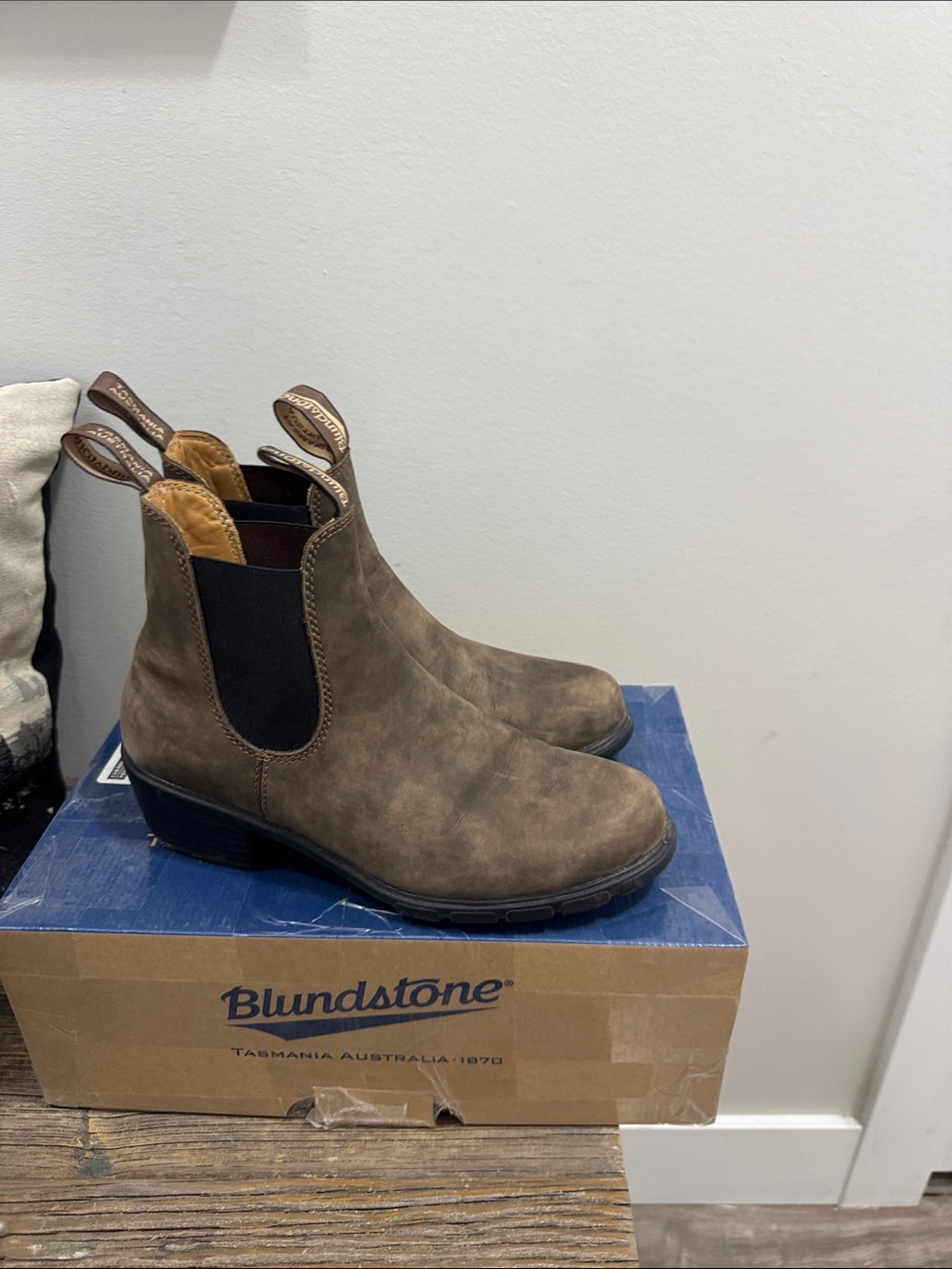 Blundstone womens Chukka brown Boots - sz 9/9